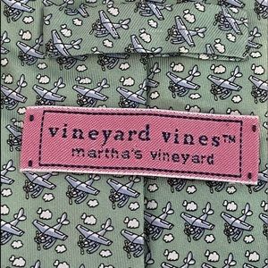 Vineyard Vines men’s tie.